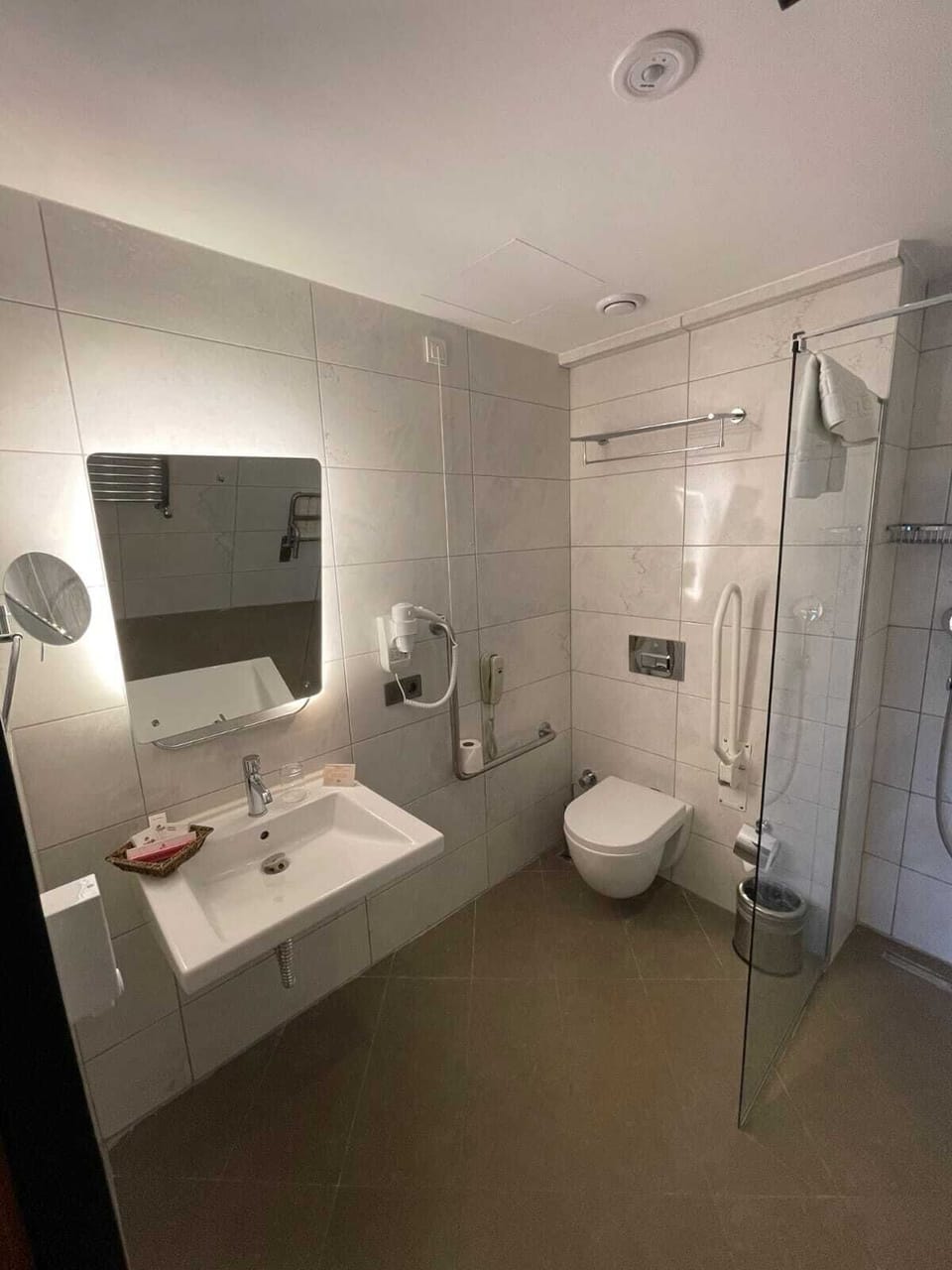 Economic Standard Room | Bathroom | Shower, rainfall showerhead, hair dryer, slippers