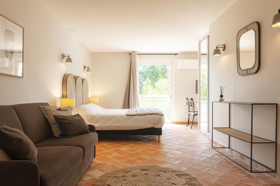Premium bedding, in-room safe, blackout drapes, soundproofing
