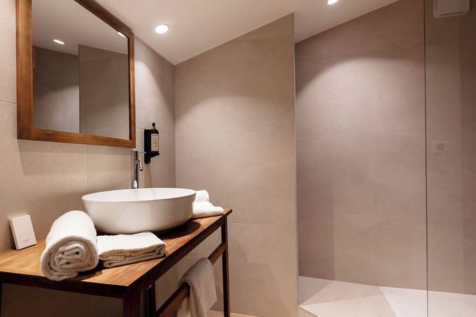 Deluxe Quadruple Room (sans ascenseur) | Bathroom | Towels