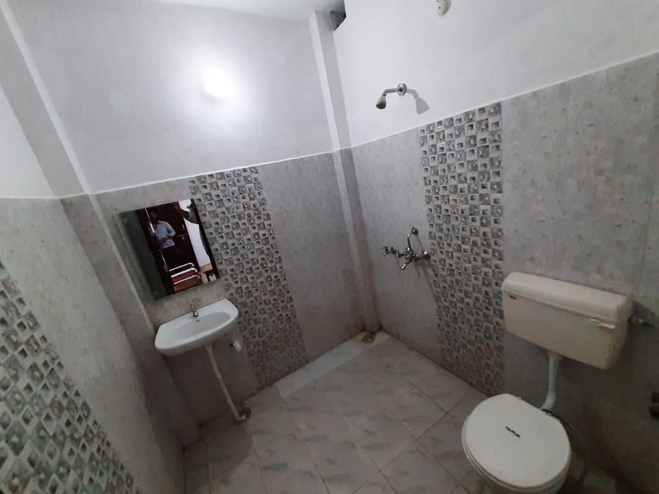 Family Studio Suite | Bathroom | Shower, free toiletries, bidet, towels
