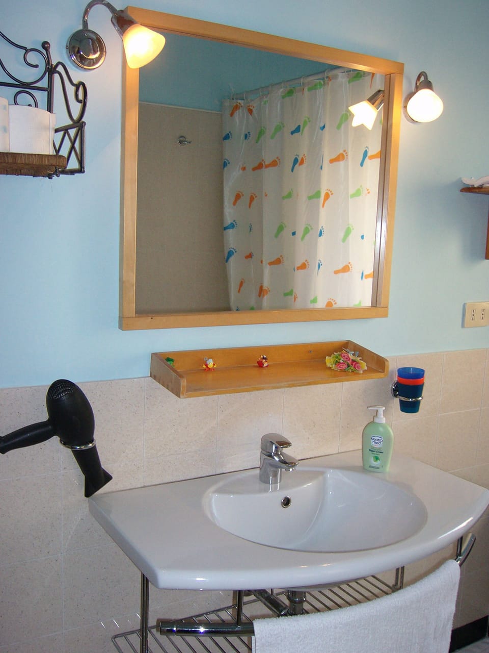Single Room, Shared Bathroom | Bathroom sink