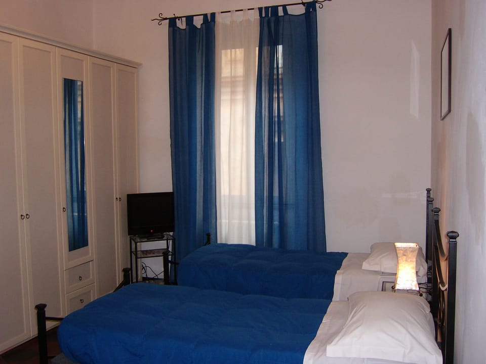 Twin Room, Shared Bathroom | Tempur-Pedic beds, individually decorated, individually furnished