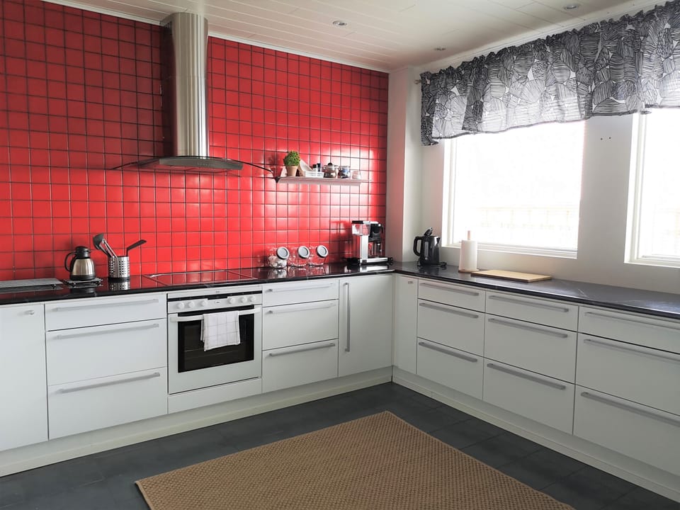 Penthouse | Private kitchen | Full-size fridge, microwave, oven, stovetop