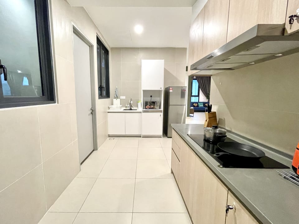 Family Apartment, 3 Bedrooms, City View | Private kitchen | Fridge, microwave, stovetop, cookware/dishes/utensils