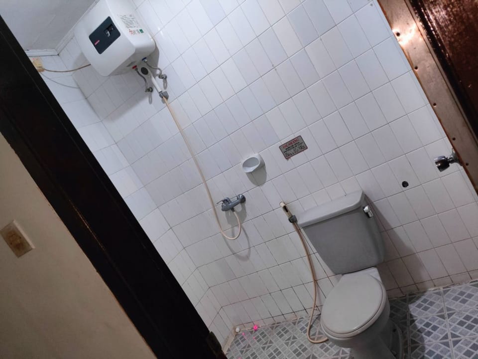 Superior Twin Room | Bathroom | Shower, towels