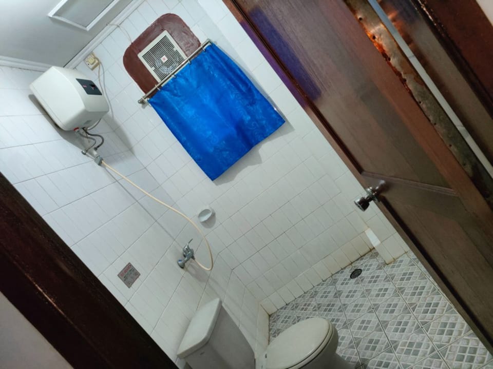 Superior Double Room | Bathroom | Shower, towels