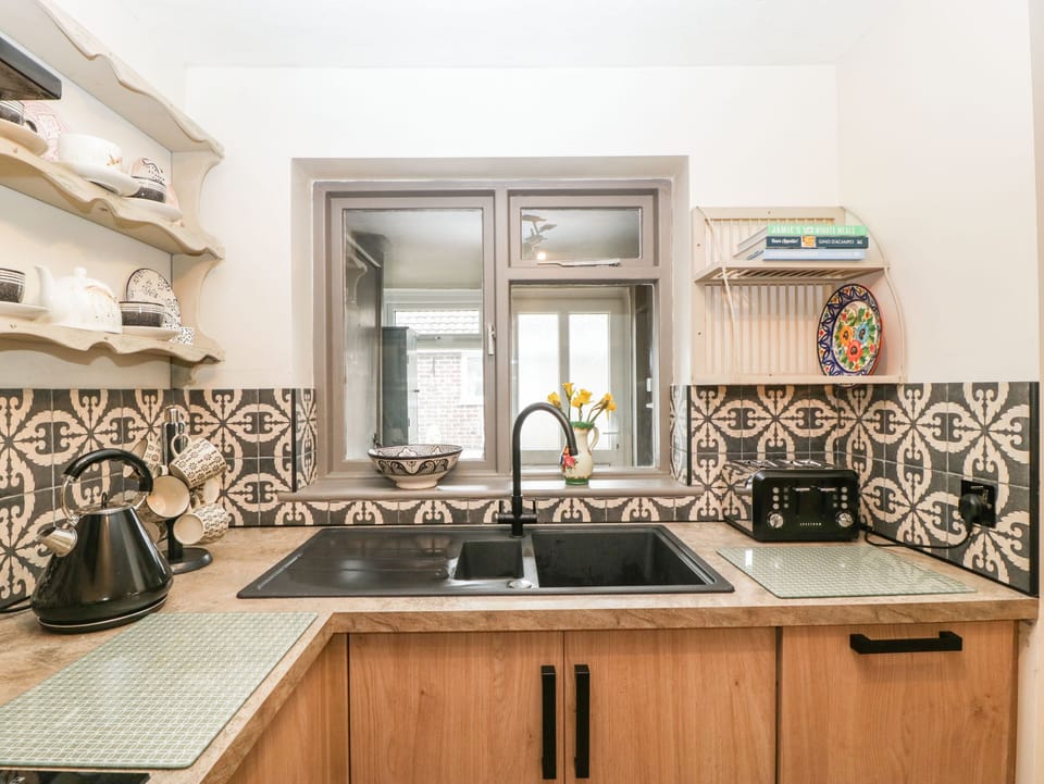 Cottage | Private kitchen | Fridge, dishwasher, electric kettle, toaster