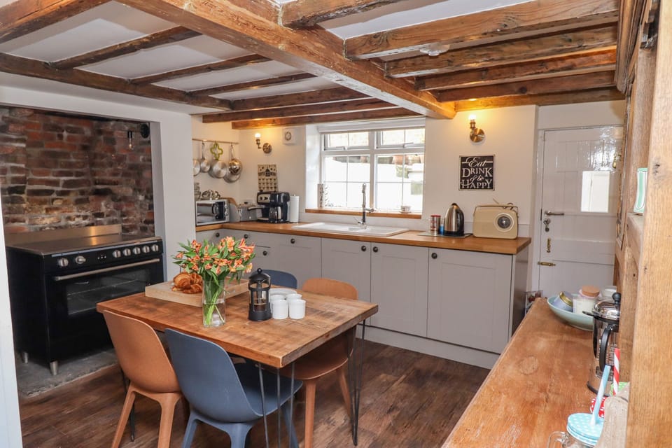 Cottage | Private kitchen | Fridge, microwave, dishwasher, electric kettle