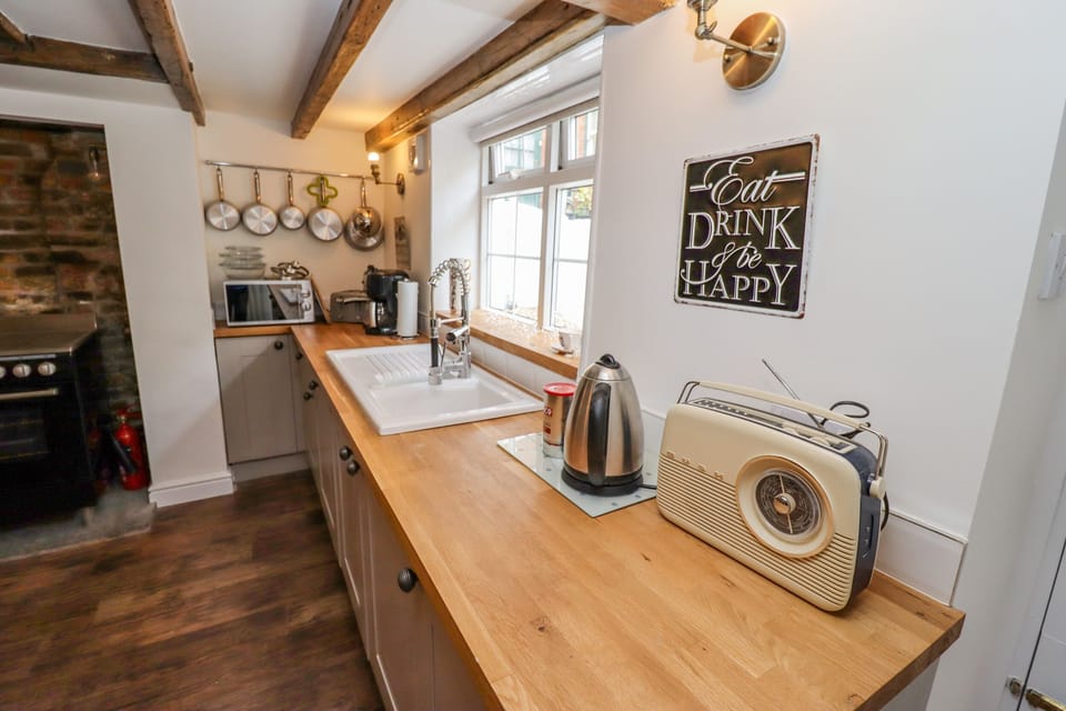 Cottage | Private kitchen | Fridge, microwave, dishwasher, electric kettle