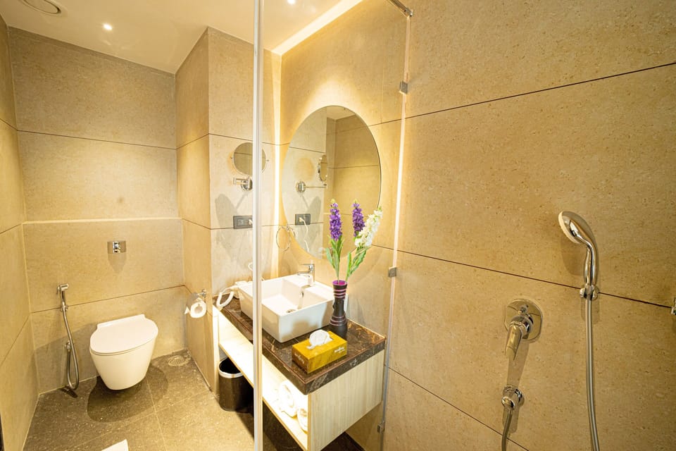 Executive Twin with Balcony room | Bathroom | Shower, rainfall showerhead, free toiletries, towels
