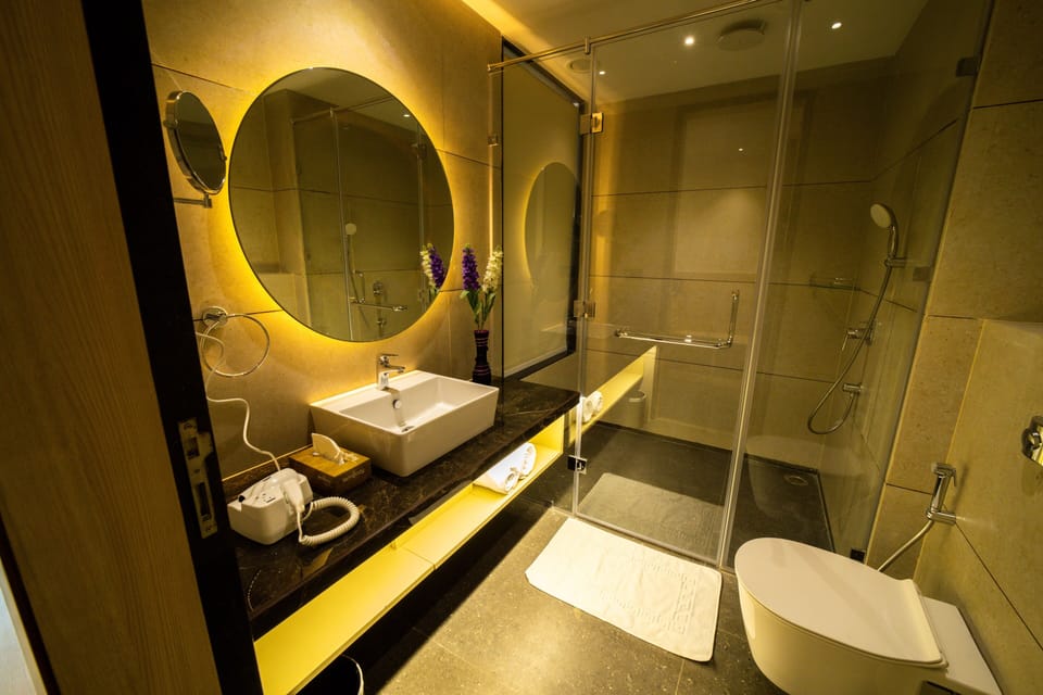 Deluxe Room with Balcony | Bathroom | Shower, rainfall showerhead, free toiletries, towels