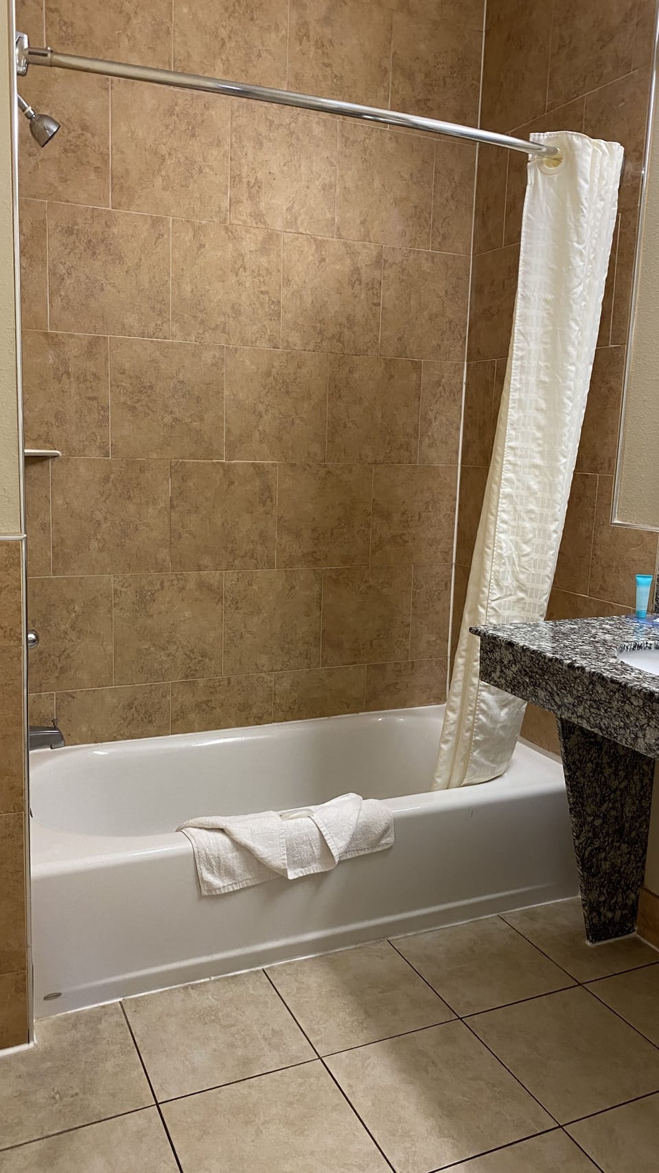 Basic Double Room | Bathroom | Towels