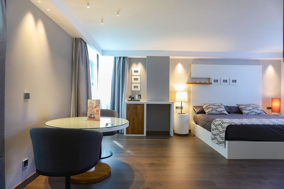 Junior Suite | Minibar, in-room safe, desk, laptop workspace