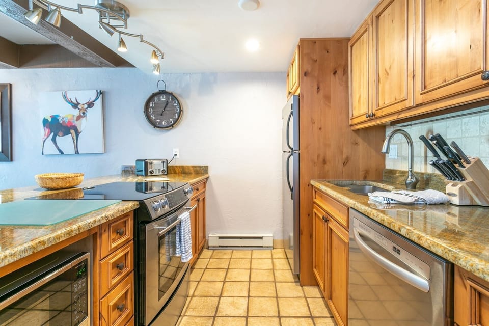 Condo, 2 Bedrooms | Private kitchen | Fridge, oven, stovetop, coffee/tea maker