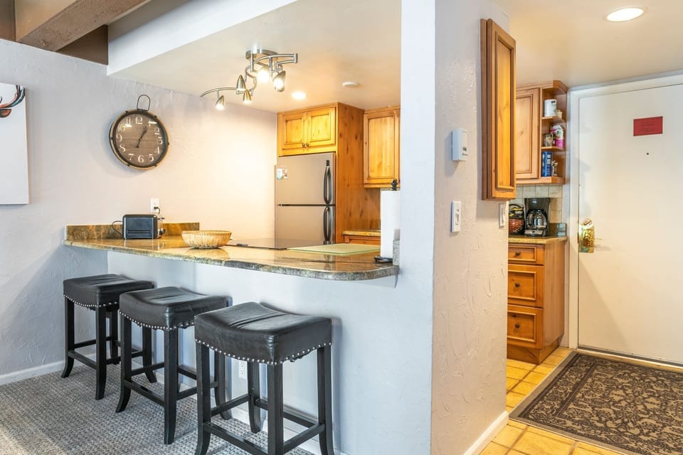 Condo, 2 Bedrooms | Private kitchen | Fridge, oven, stovetop, coffee/tea maker