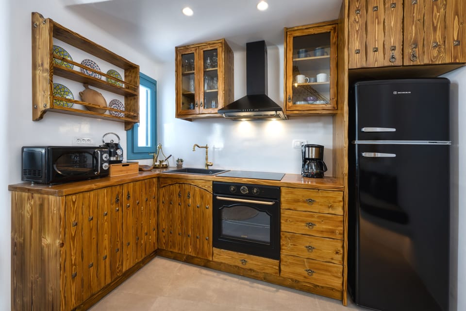 Fridge, microwave, coffee/tea maker, electric kettle