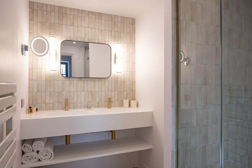 Chambre prestige piscine | Bathroom | Shower, hair dryer, bathrobes, slippers