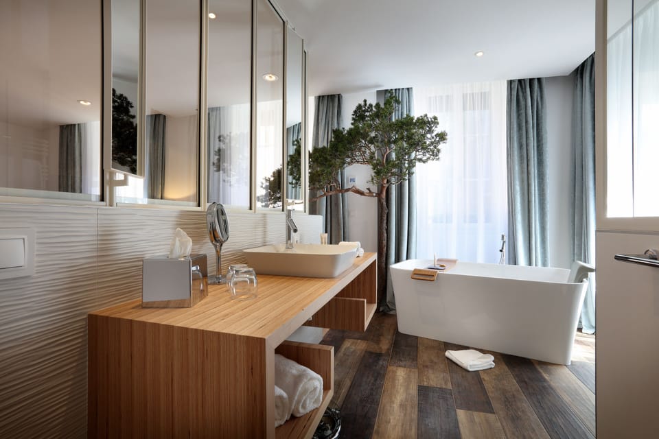 Executive Suite, Balcony | Bathroom | Free toiletries, hair dryer, bathrobes, slippers