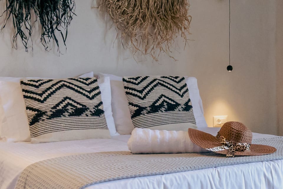 Junior Studio Suite, 1 Queen Bed | Individually decorated, laptop workspace, blackout drapes, soundproofing