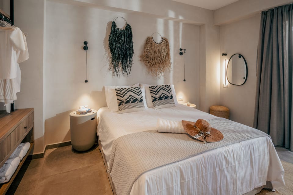 Junior Studio Suite, 1 Queen Bed | Individually decorated, laptop workspace, blackout drapes, soundproofing