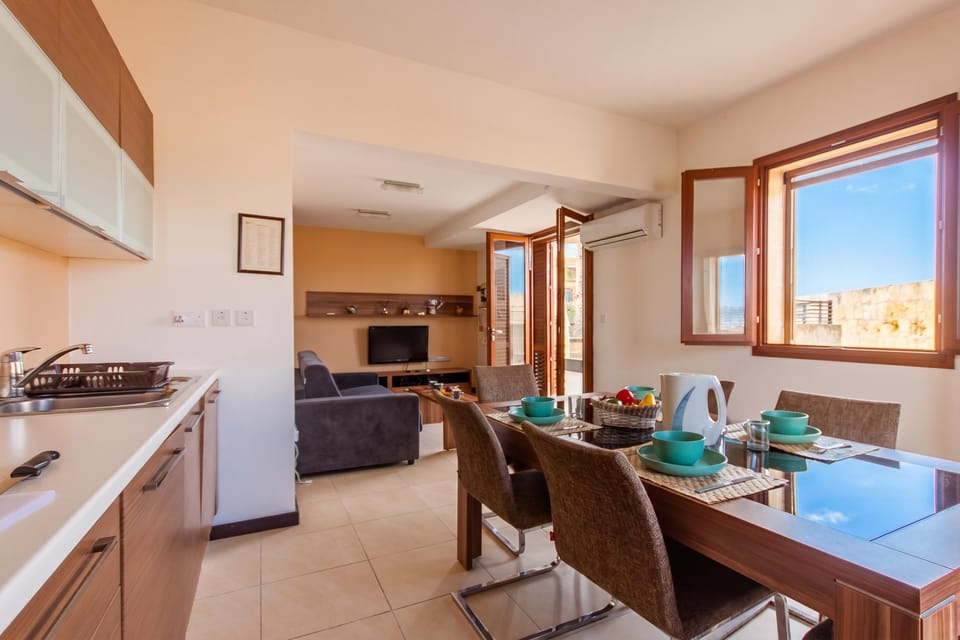 Family House, Multiple Bedrooms, 2 Bathrooms (Harbour Views Gozitan Villa + Shared) | Dining