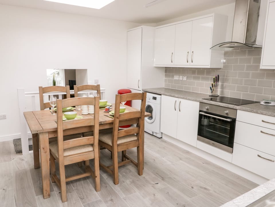 Cottage | Private kitchen | Fridge, microwave, electric kettle, toaster