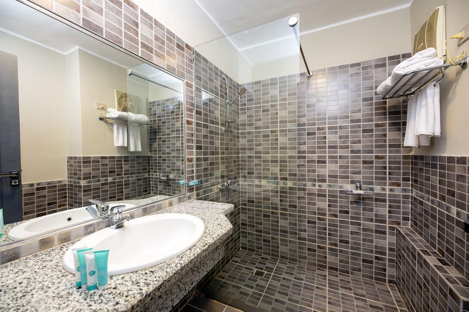 Family Apartment | Bathroom | Shower, rainfall showerhead, free toiletries, hair dryer