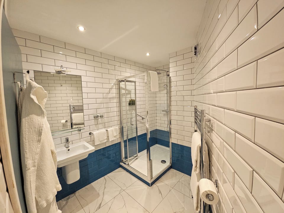 Deluxe Double or Twin Room, Sea View, Sea Facing | Bathroom | Shower, rainfall showerhead, free toiletries, hair dryer
