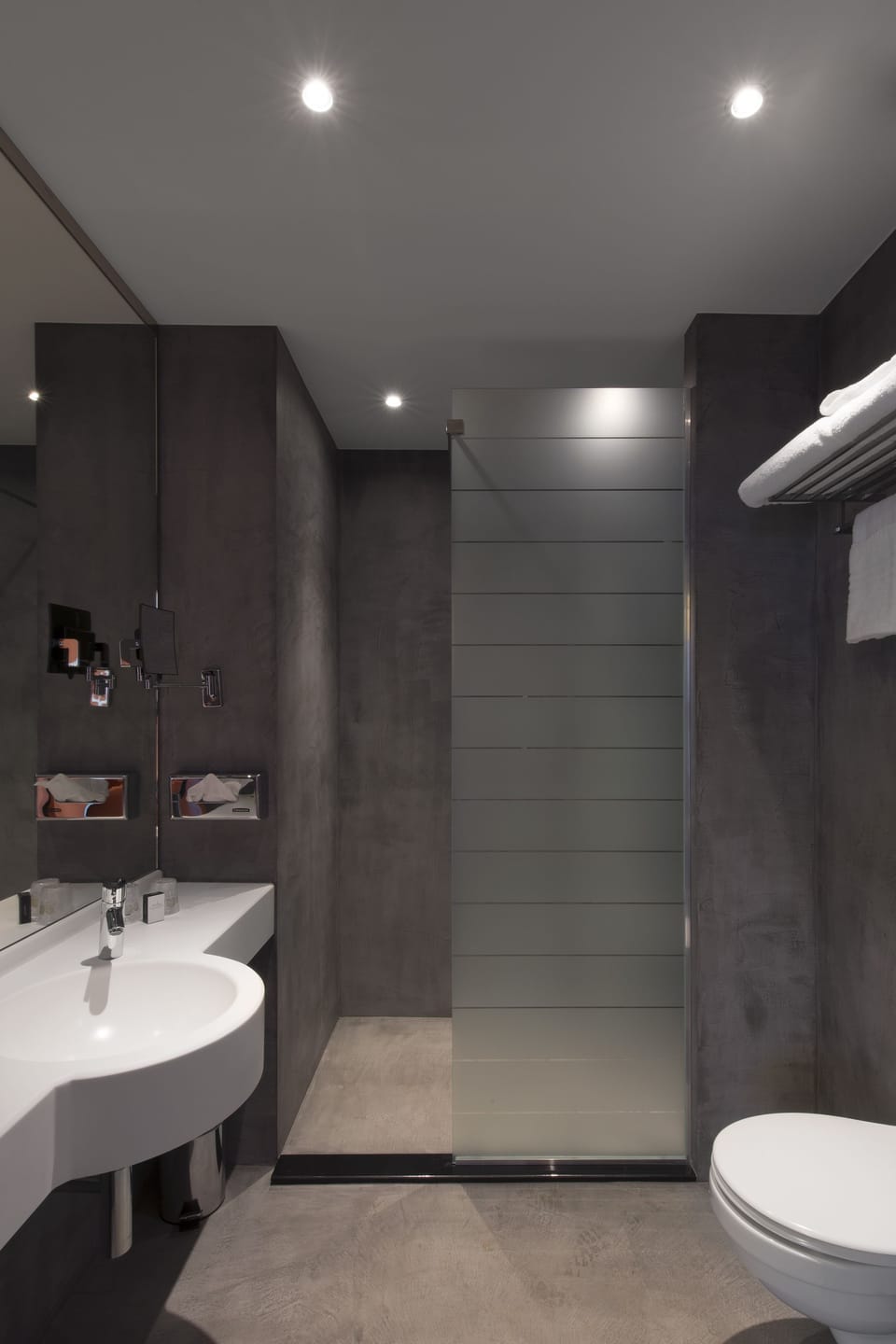 Rainfall showerhead, free toiletries, hair dryer, towels