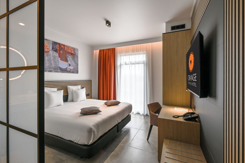 Business Room | Premium bedding, pillowtop beds, in-room safe, individually decorated