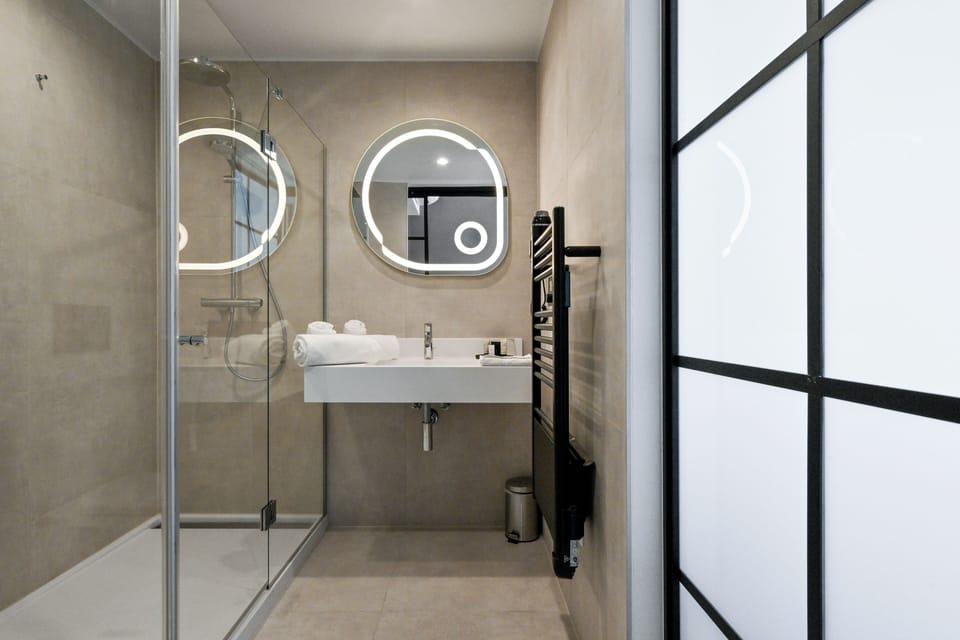 Junior Room | Bathroom | Shower, rainfall showerhead, free toiletries, hair dryer