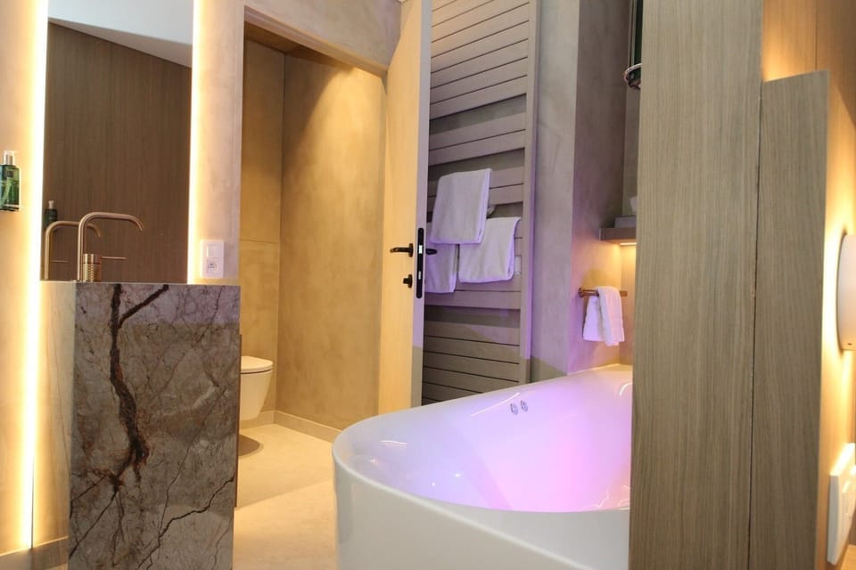 Premium bedding, Tempur-Pedic beds, minibar, in-room safe