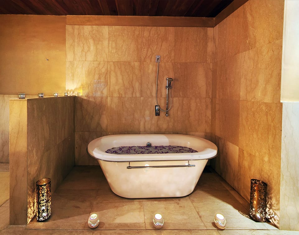 Couples treatment rooms, body treatments, hot stone massages