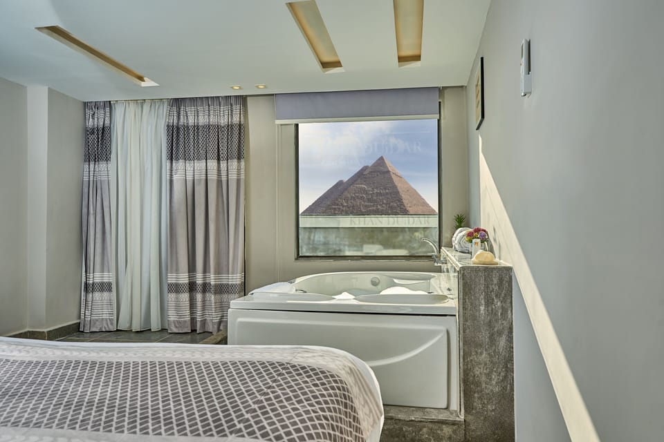 King Suite Jacuzzi Pyramids View Balcony | Private spa tub