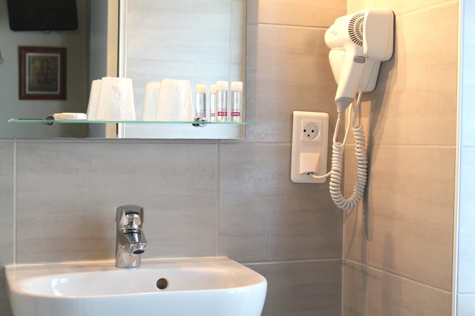 Basic Room, 1 Double Bed | Bathroom | Hair dryer, towels