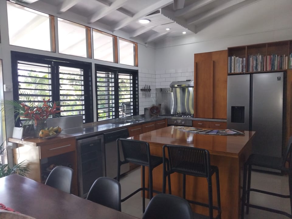 Executive Villa | Private kitchen | Full-size fridge, microwave, oven, stovetop