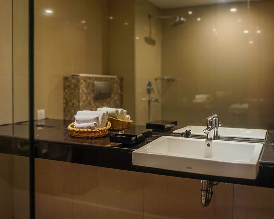 Executive Room | Bathroom | Separate tub and shower, slippers, towels