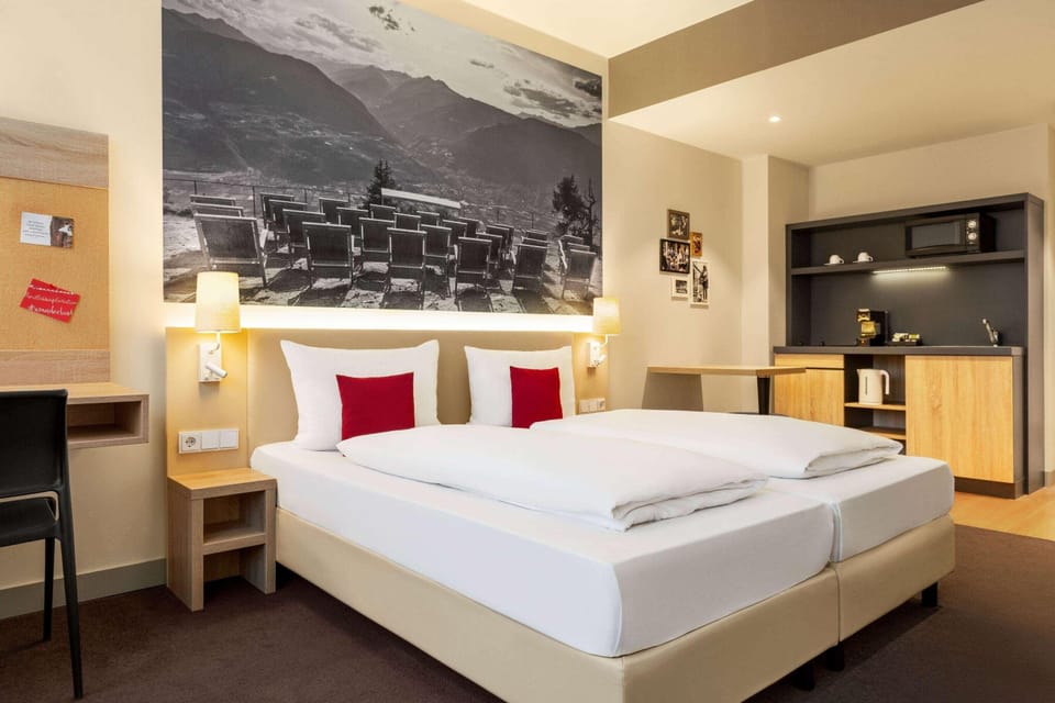 Premium bedding, in-room safe, blackout drapes, soundproofing