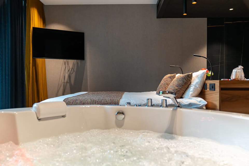Luxury Room | In-room safe, desk, blackout drapes, soundproofing
