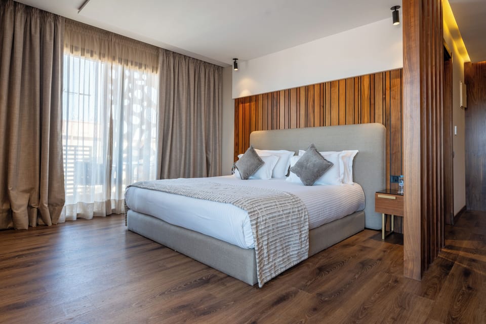 Executive Suite | Premium bedding, minibar, in-room safe, laptop workspace