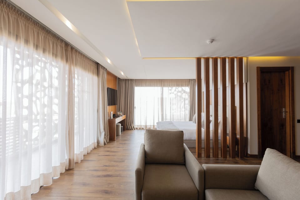 Executive Suite | Premium bedding, minibar, in-room safe, laptop workspace