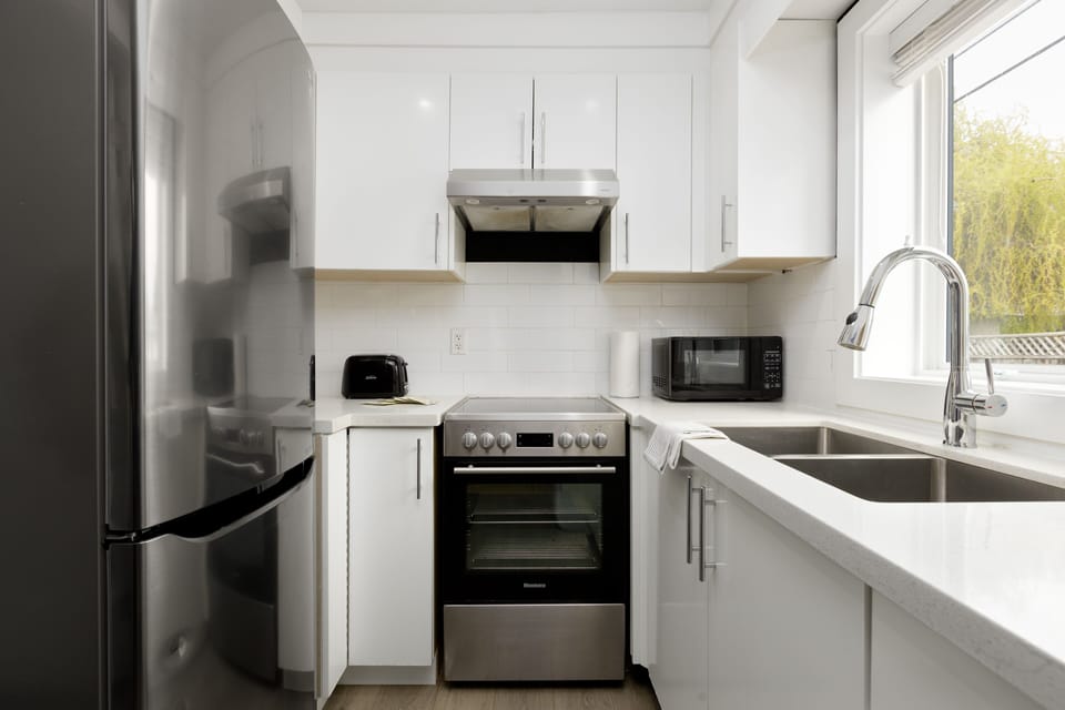 Premium Apartment | Private kitchen | Fridge, microwave, oven, stovetop