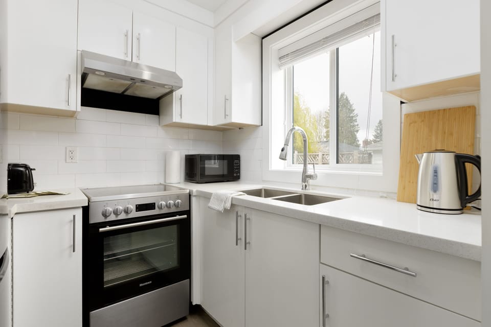 Premium Apartment | Private kitchen | Fridge, microwave, oven, stovetop