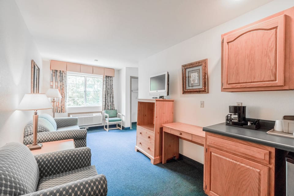 Room, 1 King Bed with Sofa bed, Jetted Tub (Kitchenette) | Blackout drapes, soundproofing, iron/ironing board, free WiFi