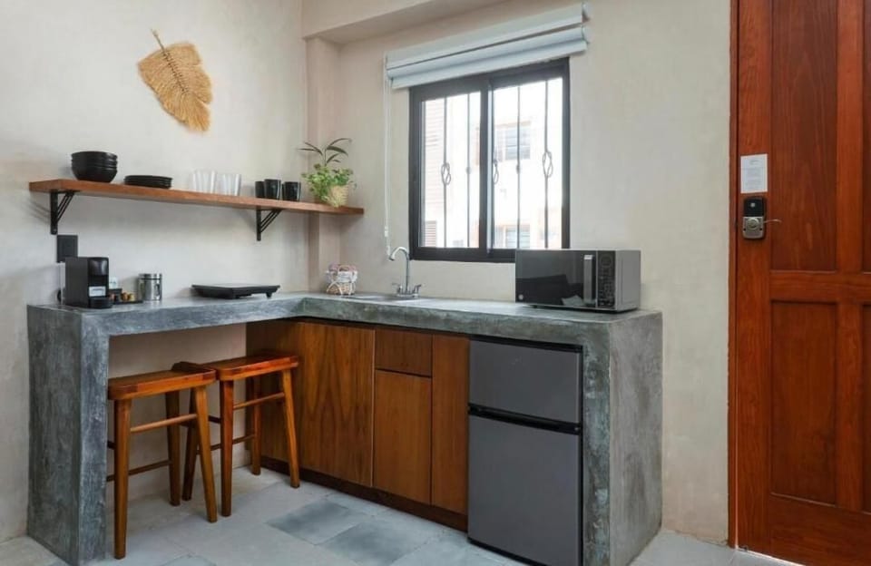 Standard Studio | Private kitchen | Mini-fridge, microwave