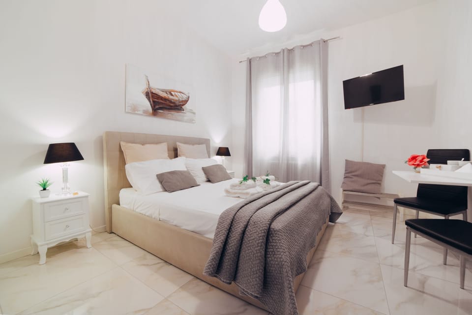 Family Suite | Hypo-allergenic bedding, down comforters, minibar, desk