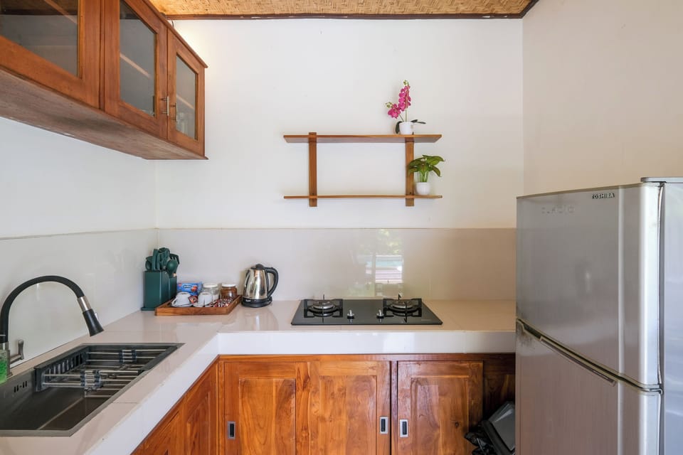 Romantic Villa | Private kitchen | Fridge, stovetop, griddle, cookware/dishes/utensils