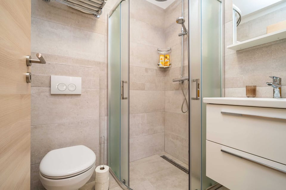 Double Room (Premium Double Room with Balcony) | Bathroom | Shower, towels