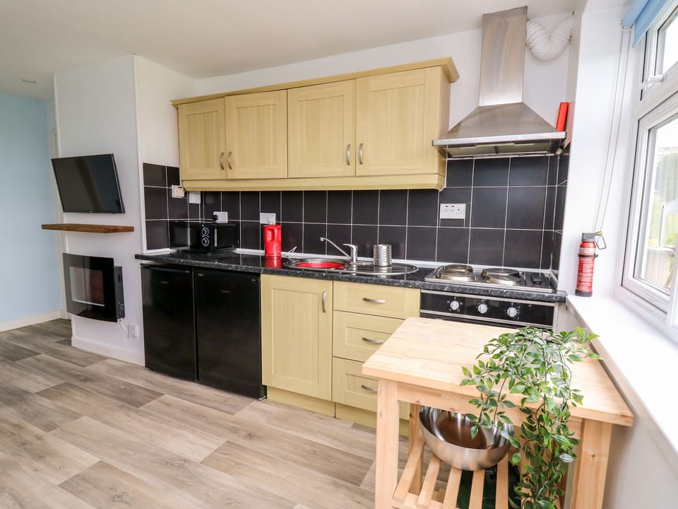 Cottage | Private kitchen | Fridge, electric kettle, toaster, cookware/dishes/utensils