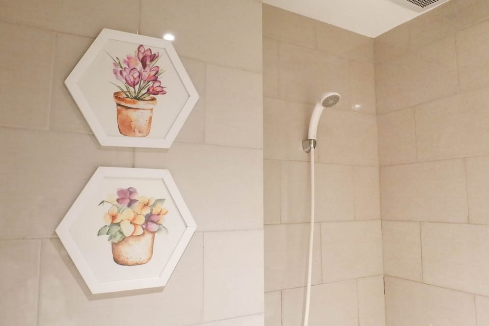 Room | Bathroom | Shower, free toiletries, towels